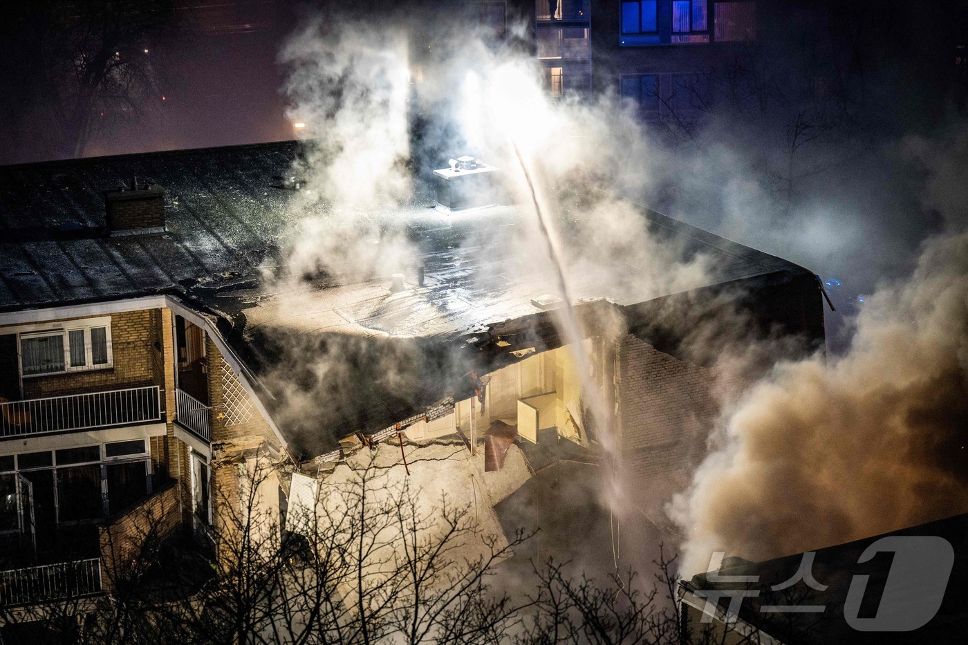 (헤이그 AFP=뉴스1) 우동명 기자 = 7일(현지시간) 네덜란드 헤이그의 3층 아파트에서 폭발과 화재가 발생해 최소 3명이 숨진 현장서 소방대원이 진화 작업을 하고 있다. 202 …