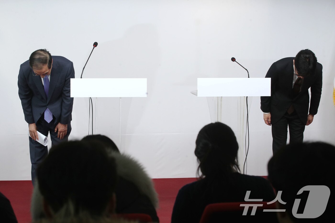 본문 이미지 - 한덕수 국무총리와 한동훈 국민의힘 대표가 8일 오전 서울 여의도 당사에서 대국민 공동 담화 발표를 마친뒤 허리숙여 인사하고 있다. 2024.12.8/뉴스1 ⓒ News1 이광호 기자