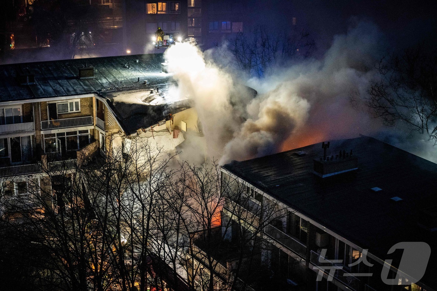 (헤이그 AFP=뉴스1) 우동명 기자 = 7일(현지시간) 네덜란드 헤이그의 3층 아파트에서 폭발과 화재가 발생해 최소 3명이 숨진 현장서 불길과 연기가 솟아 오르고 있다. 2024 …