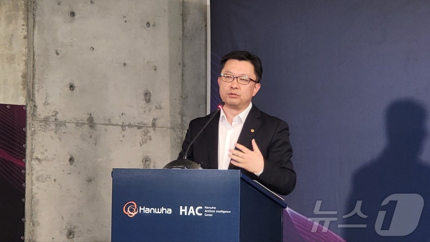 본문 이미지 - 김준석 한화생명 AI실장이 3일(현지시간) 미국 샌프란시스코 HAC에서 열린 개소식에서 'AI 전략 및 프로젝트 방향'에 대해 발표하고 있다.