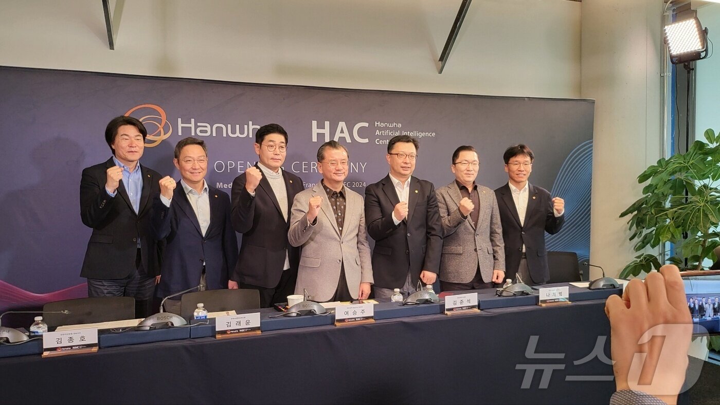 본문 이미지 - 3일(현지시간) 미국 샌프란시스코 '한화 AI 센터'(Hanwha AI Center, HAC) 개소식에서 여승주 한화생명 대표이사 부회장을 비롯한 한화금융 3사 임원진들이 기념 촬영을 하고 있다.