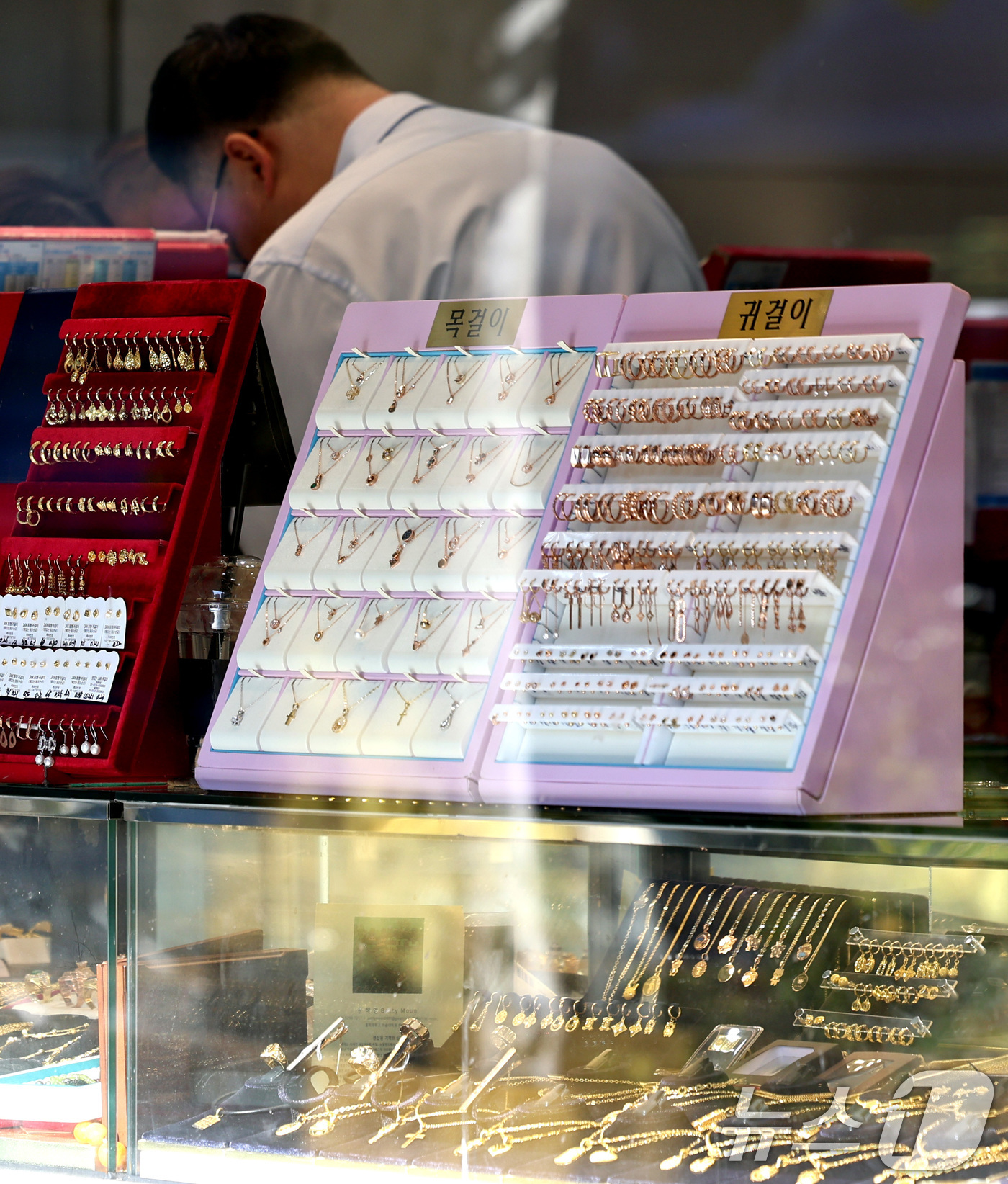 (서울=뉴스1) 구윤성 기자 = 미국 중앙은행 연방준비제도(연준)가 금리를 내리고 금 보유고를 늘리며 내년 금값이 사상 최고를 경신할 가능성이 있다고 맥쿼리가 전망했다. 여기에 윤 …