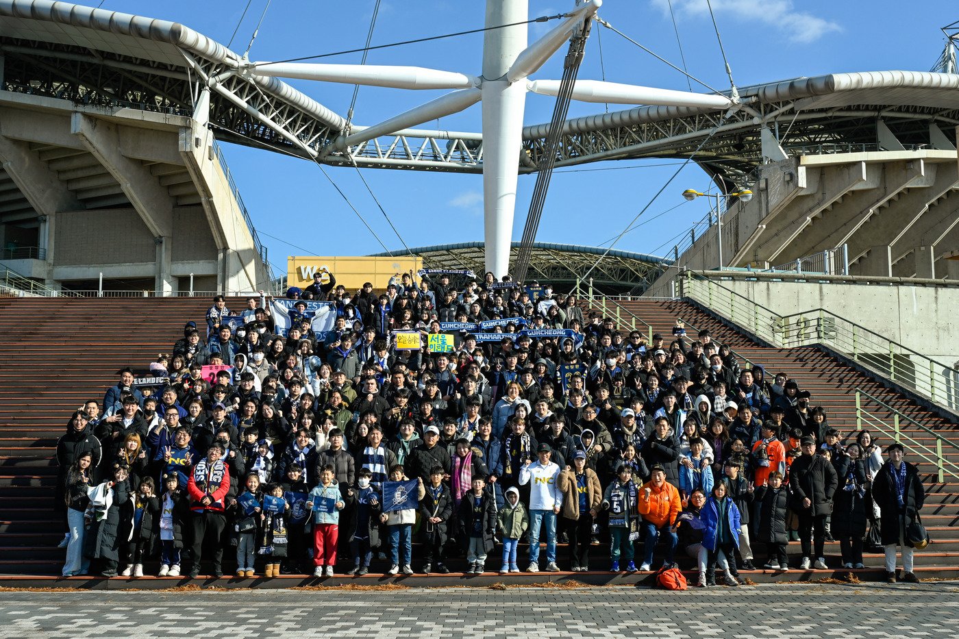 본문 이미지 -  전주월드컵경기장에 도착한 서울 이랜드 원정단(서울 이랜드 제공)