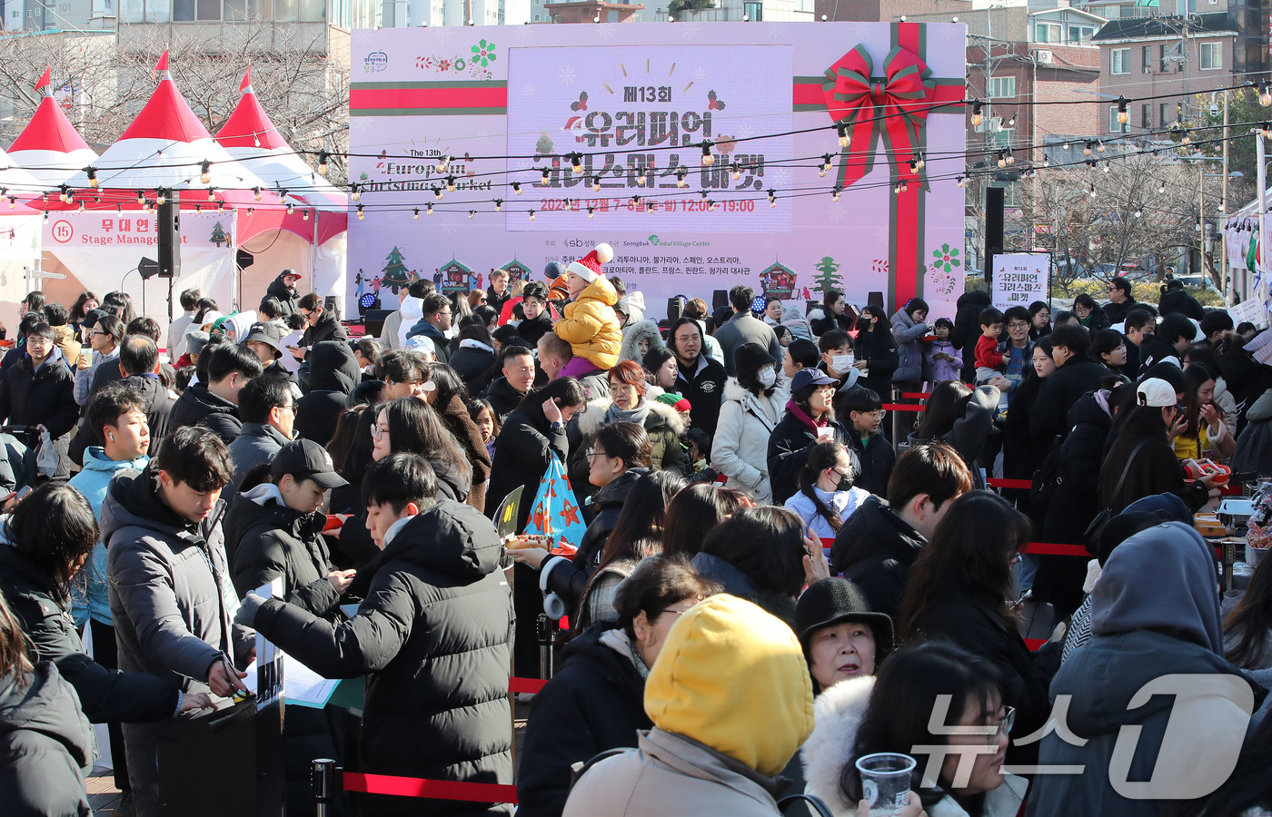 (서울=뉴스1) 박세연 기자 = 8일 서울 성북구 성북천 분수마루에서 열린 제13회 유러피언 크리스마스 마켓이 방문객으로 붐비고 있다.2010년 시작한 이 행사는 내외국인 주민이 …