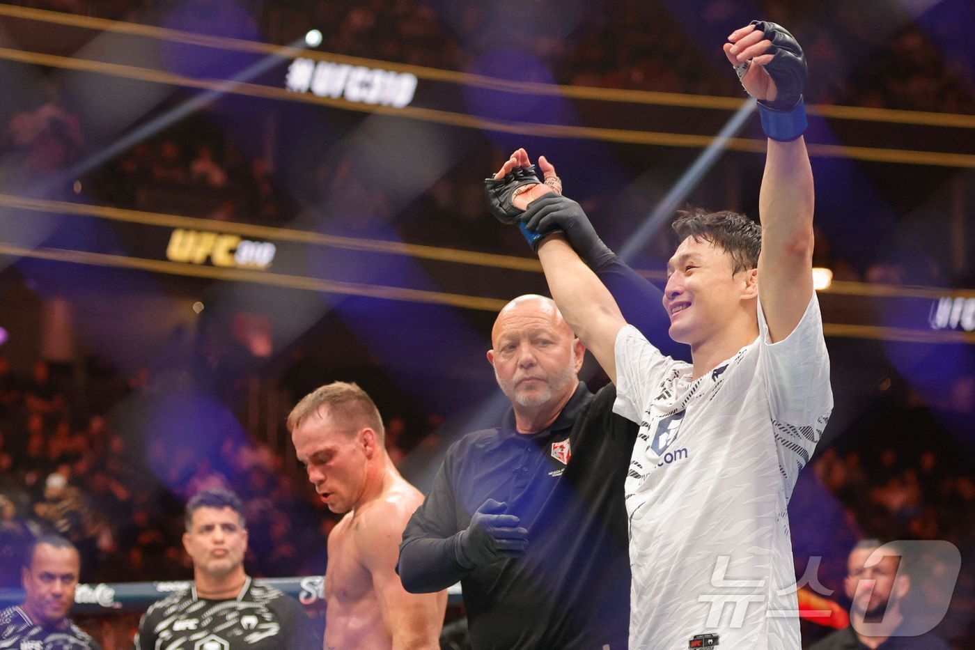 본문 이미지 - 최두호가 랜드웨어를 꺾고 UFC 2연승을 달성했다.ⓒ AFP=뉴스1