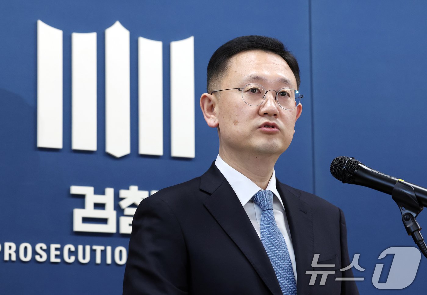 본문 이미지 - 박세현 비상계엄 특별수사본부장이 8일 오후 서울 서초구 서울고검 기자실에서 수사 관련 브리핑을 하고 있다. 2024.12.8/뉴스1 ⓒ News1 황기선 기자