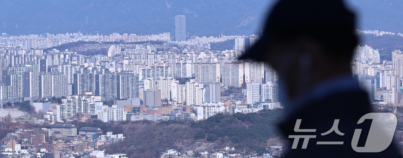 (서울=뉴스1) 구윤성 기자 = 전셋값 상승세가 1년 넘게 이상 지속되는 가운데 신규 대신 갱신 계약 비중이 확대되고, 계약갱신요구권(계약갱신청구권) 사용 비중도 늘어나고 있다. …