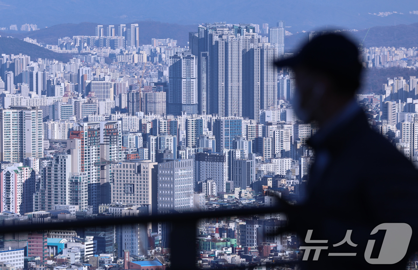 (서울=뉴스1) 구윤성 기자 = 전셋값 상승세가 1년 넘게 이상 지속되는 가운데 신규 대신 갱신 계약 비중이 확대되고, 계약갱신요구권(계약갱신청구권) 사용 비중도 늘어나고 있다. …