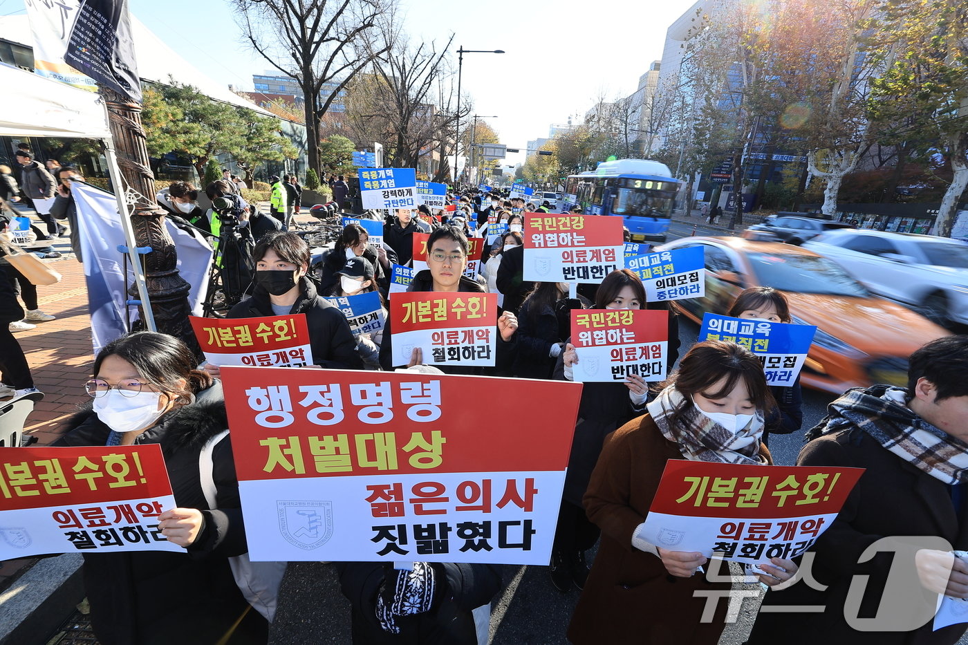 정부는 지난 2월 6일 앞으로 5년간 매년 2000명씩 의대 정원을 늘리겠다고 발표했다.  이에 의료계는 강력히 반발하며 백지화를 요구한 가운데,  尹대통령의 &#39;비상계엄&#39; 에 탄핵 정국이 이어지며 동력이 소멸되고 있는 상황이다.  증원 갈등은 현재 진행형이다.  /뉴스1