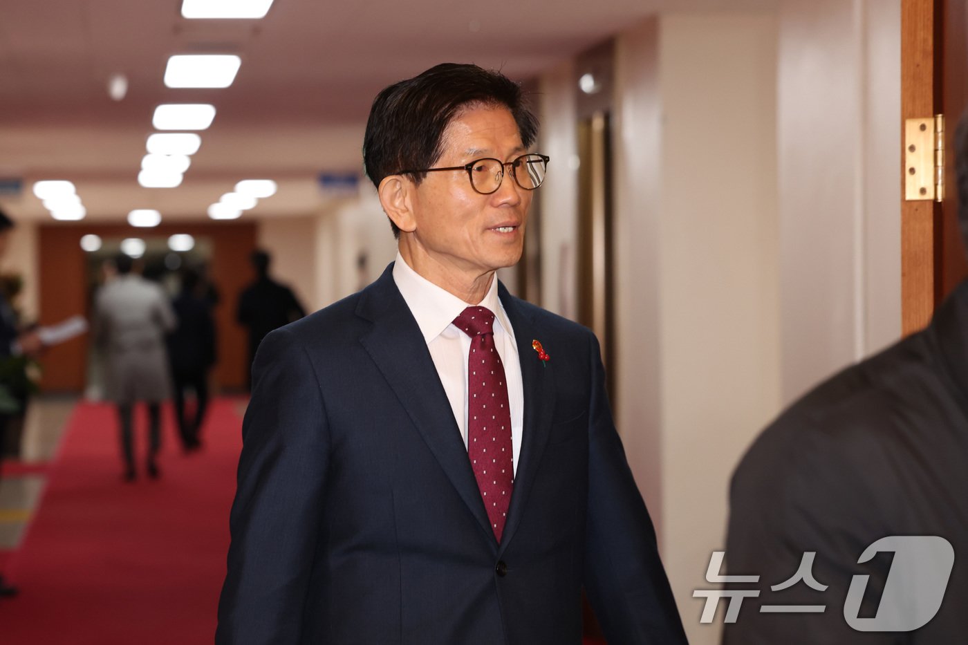 본문 이미지 - 김문수 노동부 장관이 지난 8일 오후 서울 종로구 정부서울청사에서 국무위원 간담회에 참석하기 위해 입장하고 있다. &#40;공동취재&#41; 2024.12.8/뉴스1 ⓒ News1 임세영 기자