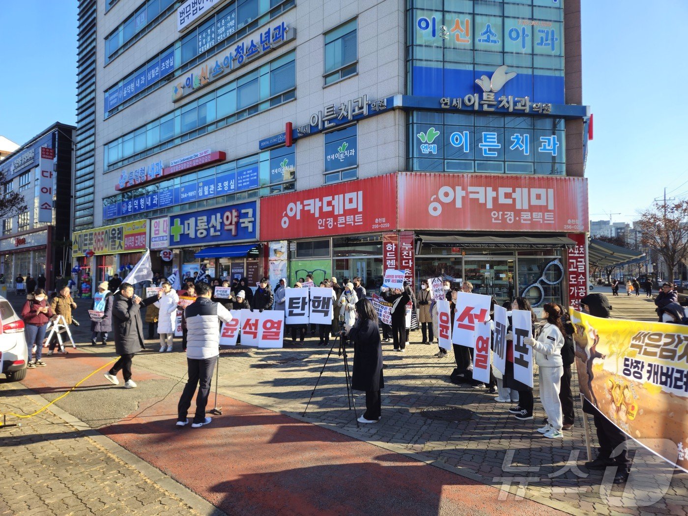 본문 이미지 - 춘천촛불행동은 8일 오후 2시부터 춘천 거두사거리 인근에서 윤석열 대통령의 퇴진을 촉구하는 집회를 하고 있다.2024.12.8 한귀섭 기자