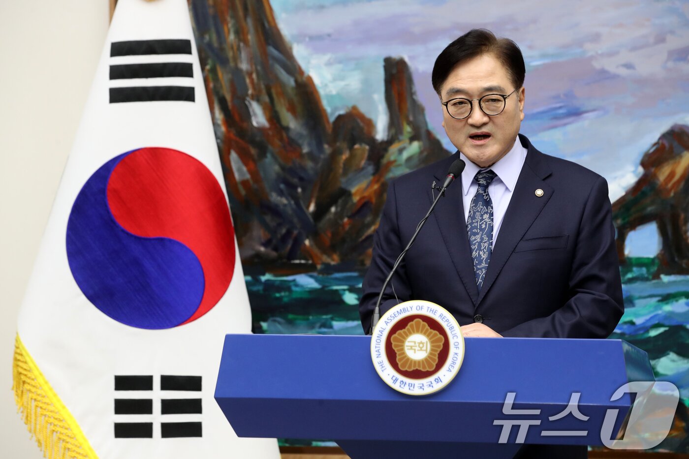 본문 이미지 - 우원식 국회의장이 8일 오후 서울 여의도 국회에서 한덕수 국무총리와 한동훈 국민의힘 대표의 대국민 담화 발표와 관련해 입장을 밝히는 긴급 기자회견을 하고 있다. 2024.12.8/뉴스1 ⓒ News1 이광호 기자