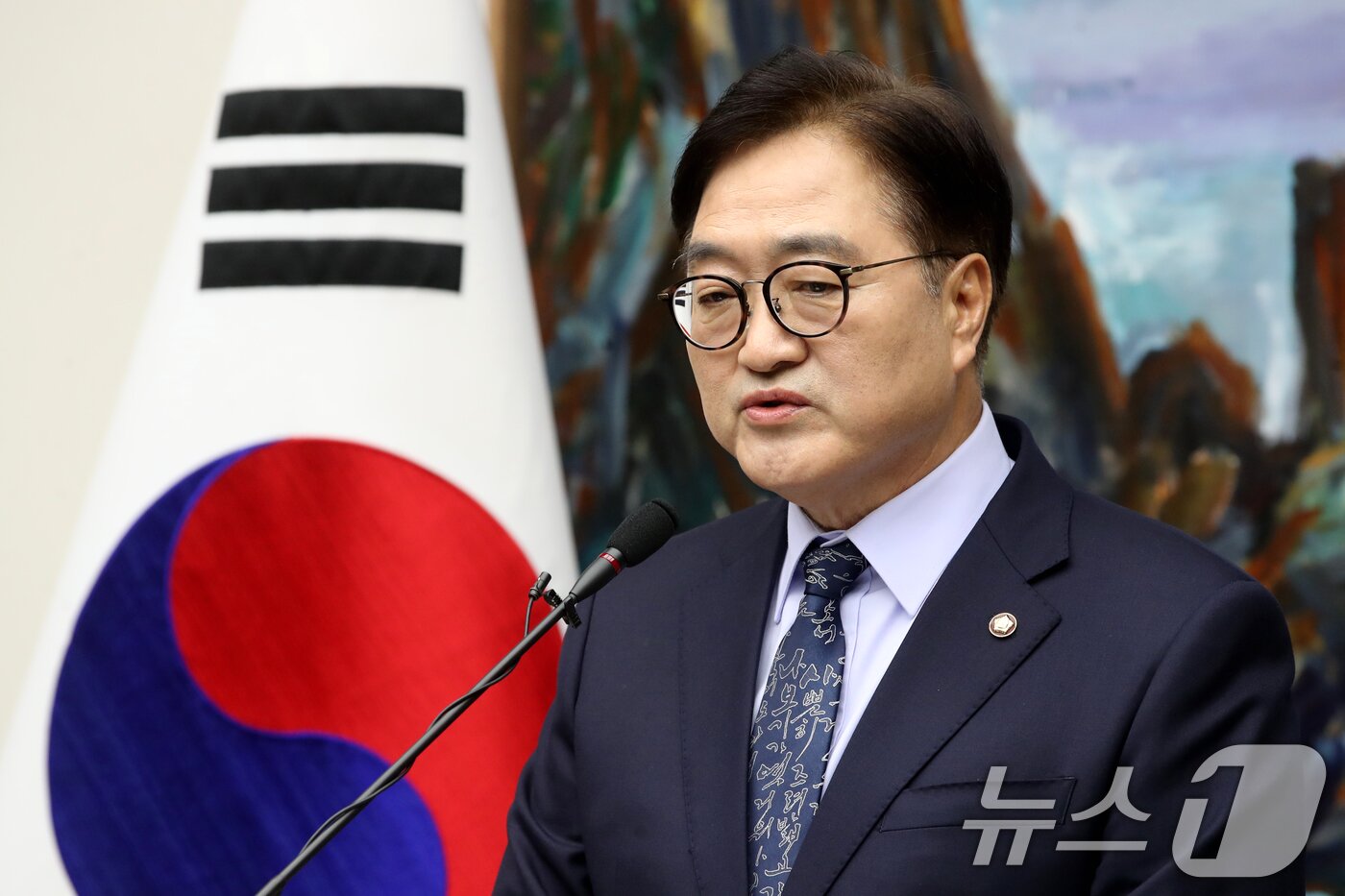 본문 이미지 - 우원식 국회의장이 8일 오후 서울 여의도 국회에서 한덕수 국무총리와 한동훈 국민의힘 대표의 대국민 담화 발표와 관련해 입장을 밝히는 긴급 기자회견을 하고 있다. 2024.12.8/뉴스1 ⓒ News1 이광호 기자