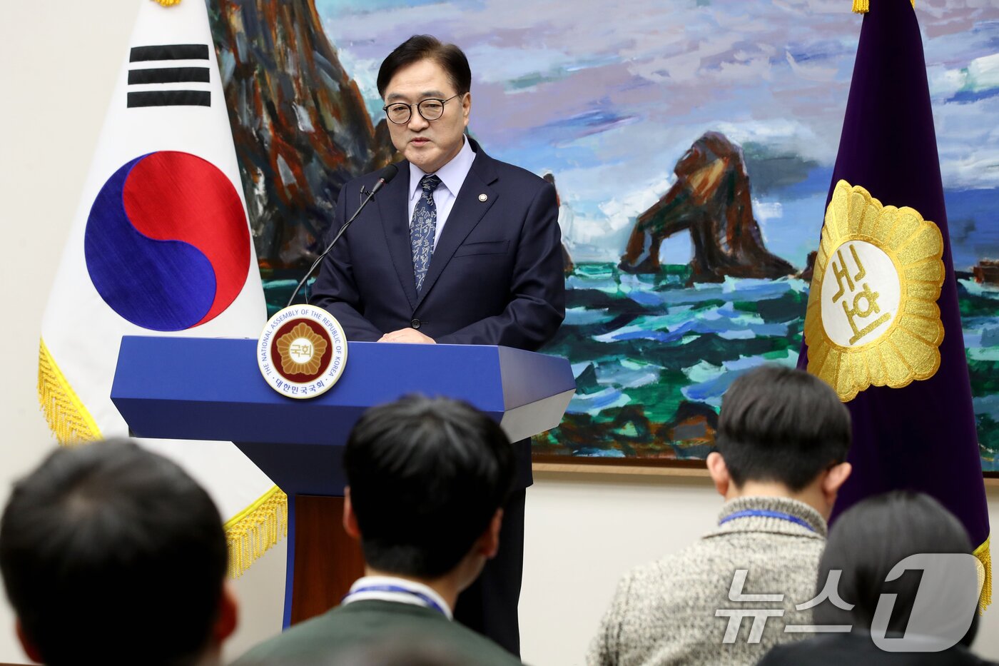 본문 이미지 - 우원식 국회의장이 8일 오후 서울 여의도 국회에서 한덕수 국무총리와 한동훈 국민의힘 대표의 대국민 담화 발표와 관련해 입장을 밝히는 긴급 기자회견을 하고 있다. 2024.12.8/뉴스1 ⓒ News1 이광호 기자