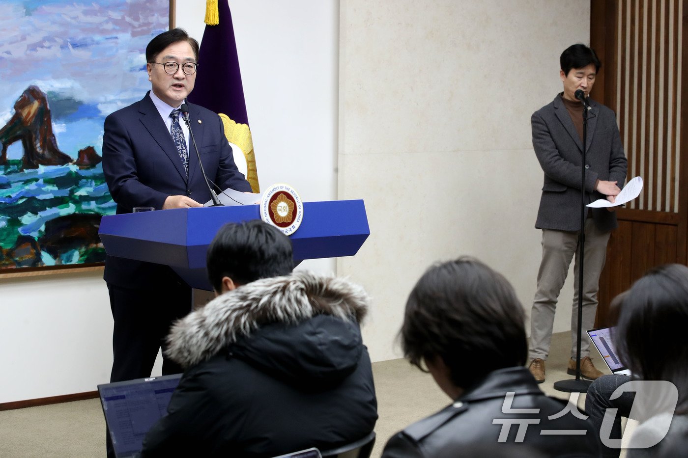 본문 이미지 - 우원식 국회의장이 8일 오후 서울 여의도 국회에서 한덕수 국무총리와 한동훈 국민의힘 대표의 대국민 담화 발표와 관련해 입장을 밝히는 긴급 기자회견을 하고 있다. 2024.12.8/뉴스1 ⓒ News1 이광호 기자