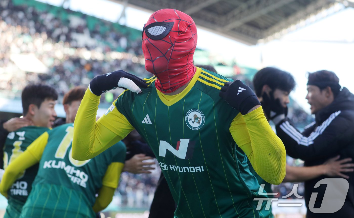 본문 이미지 - 8일 전북자치도 전주시 전주월드컵경기장에서 열린 승강 플레이오프 2차전 전북현대와 서울이랜드의 경기에서 전북현대 티아고가 골을 넣고 세리머니를 하고 있다. 2024.12.8/뉴스1 ⓒ News1 유경석 기자