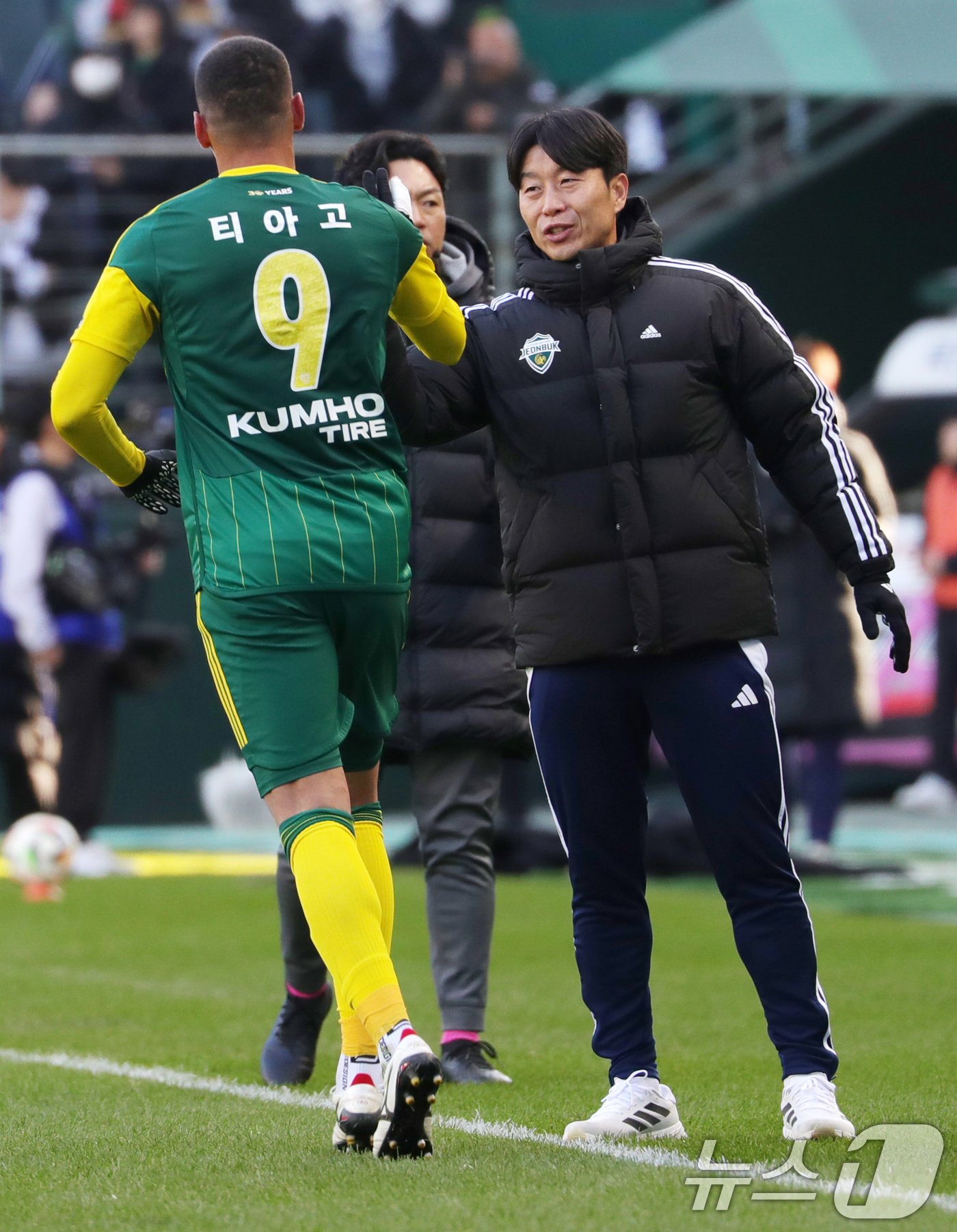 본문 이미지 - 8일 전북자치도 전주시 전주월드컵경기장에서 열린 승강 플레이오프 2차전 전북현대와 서울이랜드의 경기에서 전북현대 티아고가 골을 넣고 김두현 감독과 하이파이브를 하고 있다. 2024.12.8/뉴스1 ⓒ News1 유경석 기자