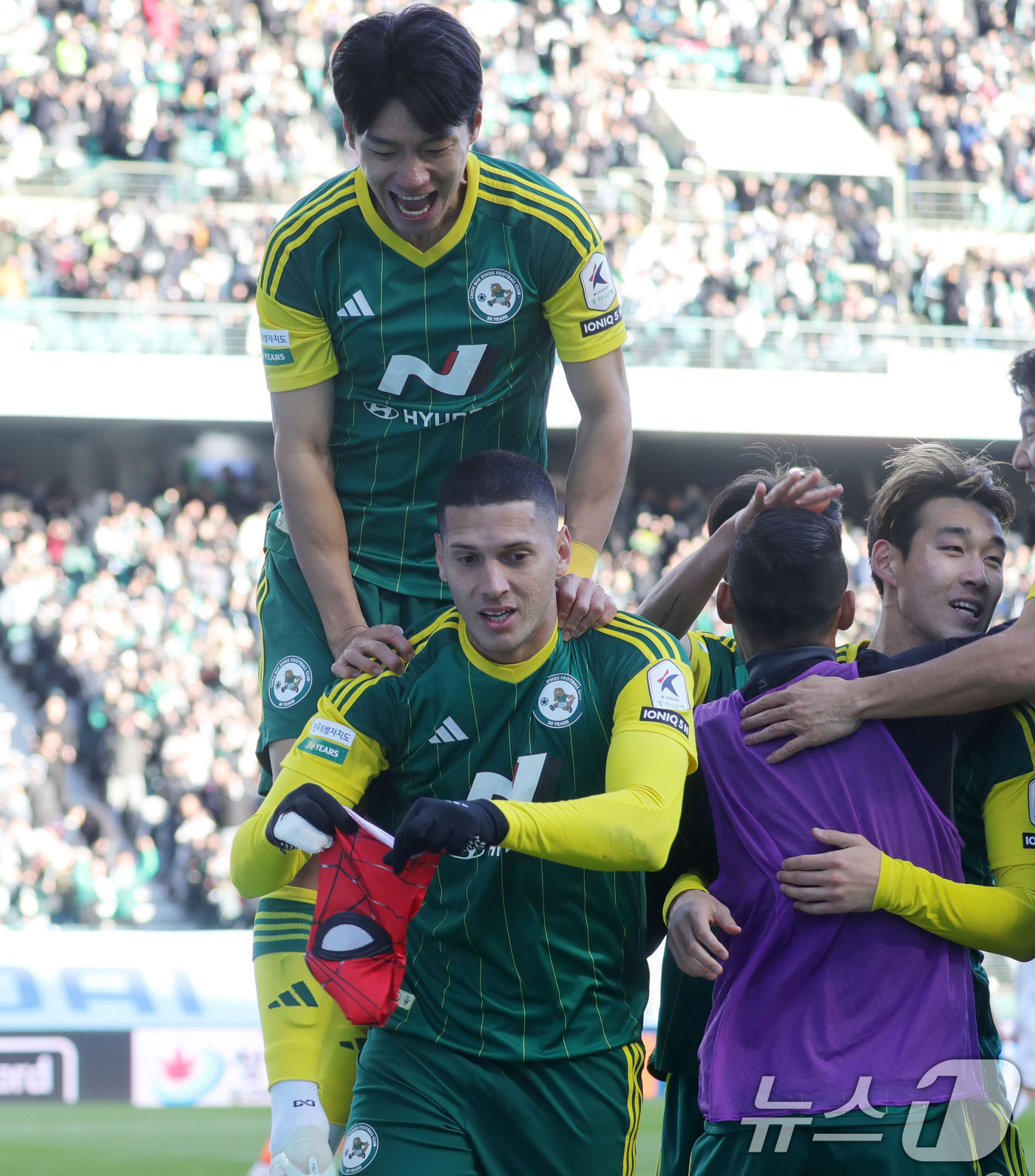 (전주=뉴스1) 유경석 기자 = 8일 전북자치도 전주시 전주월드컵경기장에서 열린 승강 플레이오프 2차전 전북현대와 서울이랜드의 경기에서 전북현대 티아고가 골을 넣고 세리머니를 하고 …