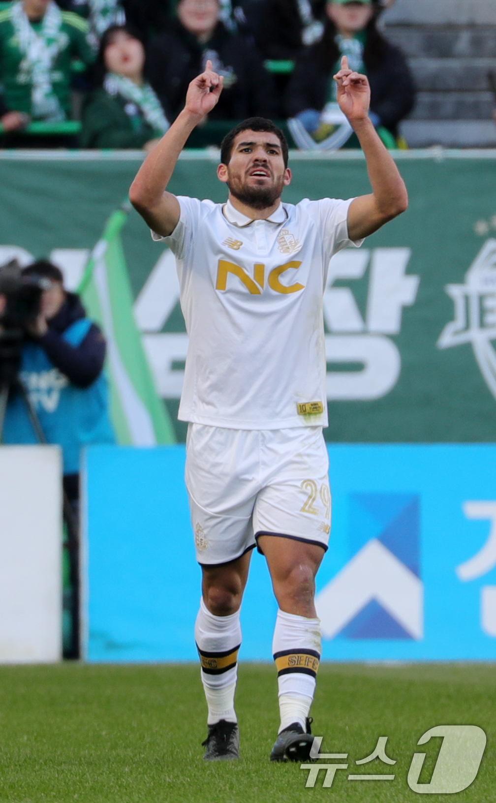 (전주=뉴스1) 유경석 기자 = 8일 전북자치도 전주시 전주월드컵경기장에서 열린 승강 플레이오프 2차전 전북현대와 서울이랜드의 경기에서 서울이랜드 브루노 실바가 골을 넣고 세리머니 …