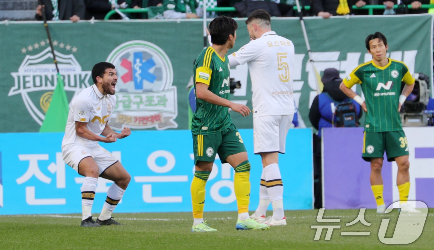 본문 이미지 - 8일 전북자치도 전주시 전주월드컵경기장에서 열린 승강 플레이오프 2차전 전북현대와 서울이랜드의 경기에서 서울이랜드 브루노 실바가 골을 넣고 포효하고 있다. 2024.12.8/뉴스1 ⓒ News1 유경석 기자