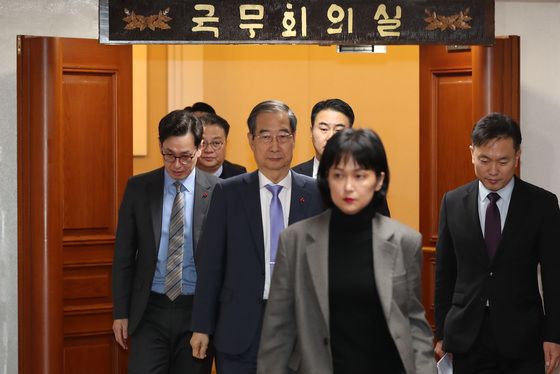 尹 탄핵 위기 속 국무총리마저 위태…권한대행 생존자 찾기 가능성