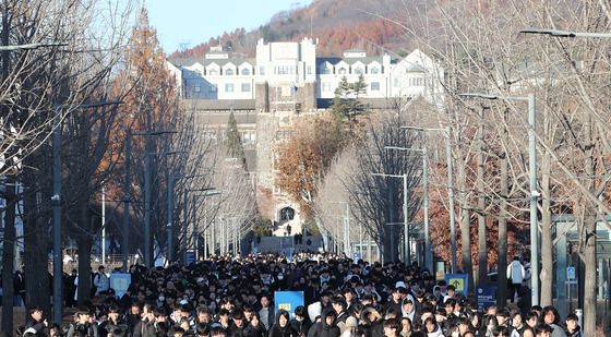 연세대 논술 시험 마친 수험생들