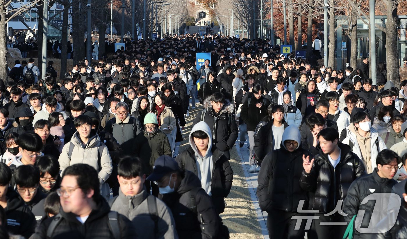 (서울=뉴스1) 박세연 기자 = 8일 서울 서대문구 연세대학교 신촌캠퍼스에서 열린 2차 논술시험을 마친 수험생들이 시험장을 나서고 있다.수시 자연계열 논술시험 문제 유출 사태로 혼 …