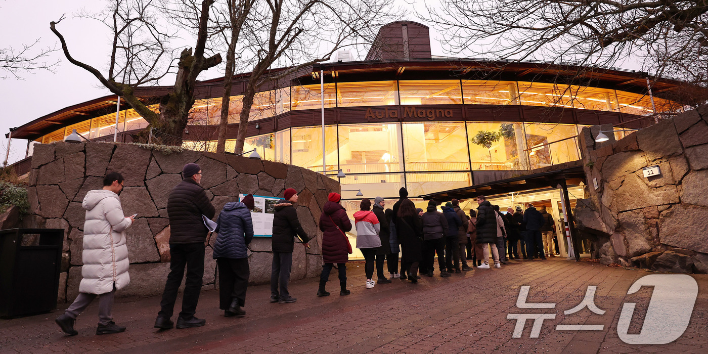 (스톡홀름(스웨덴)=뉴스1) 박지혜 기자 = 8일(현지시간) 스웨덴 스톡홀름 대학교에서 열린 2024 노벨 물리·화학·경제학상 수상자 강연을 찾은 시민들이 줄지어 입장하고 있다. …