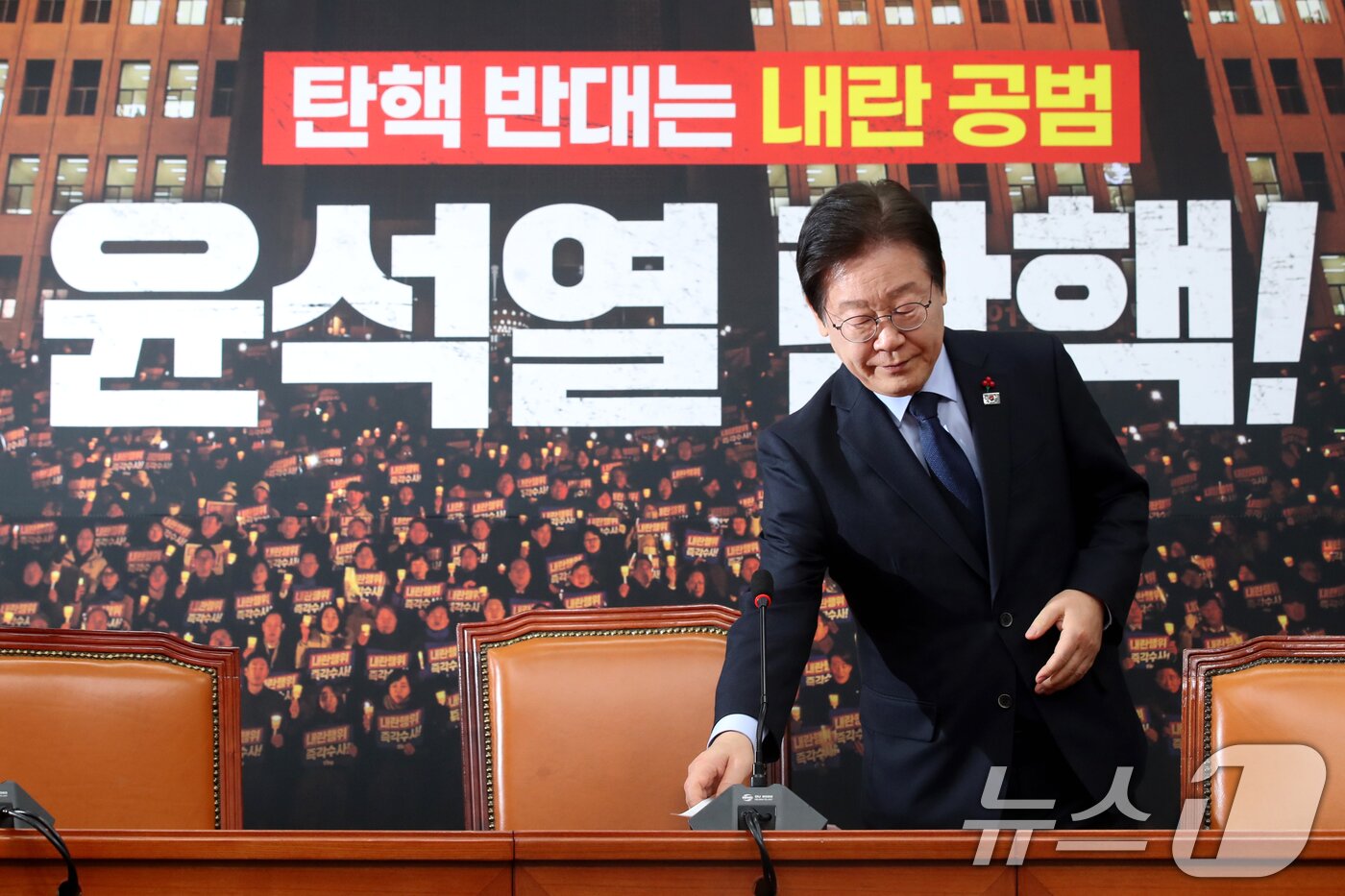 본문 이미지 - 이재명 더불어민주당 대표가 지난 8일 오후 서울 여의도 국회에서 한덕수 국무총리와 한동훈 국민의힘 대표의 대국민 담화 발표와 관련해 입장을 밝히는 기자간담회에 참석하고 있다. 2024.12.8/뉴스1 ⓒ News1 이광호 기자