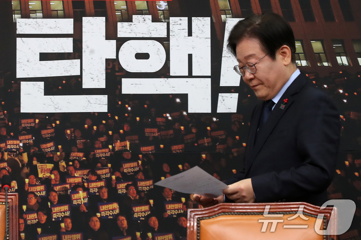 (서울=뉴스1) 이광호 기자 = 이재명 더불어민주당 대표가 8일 오후 서울 여의도 국회에서 한덕수 국무총리와 한동훈 국민의힘 대표의 대국민 담화 발표와 관련해 입장을 밝히는 기자간 …