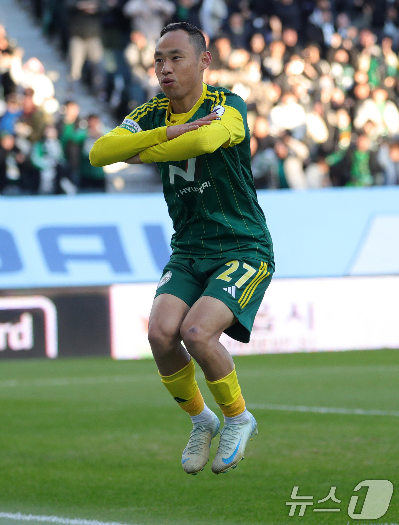 (전주=뉴스1) 유경석 기자 = 8일 전북자치도 전주시 전주월드컵경기장에서 열린 승강 플레이오프 2차전 전북현대와 서울이랜드의 경기에서 전북현대 문선민이 골을 넣고 관제탑 세리머니 …