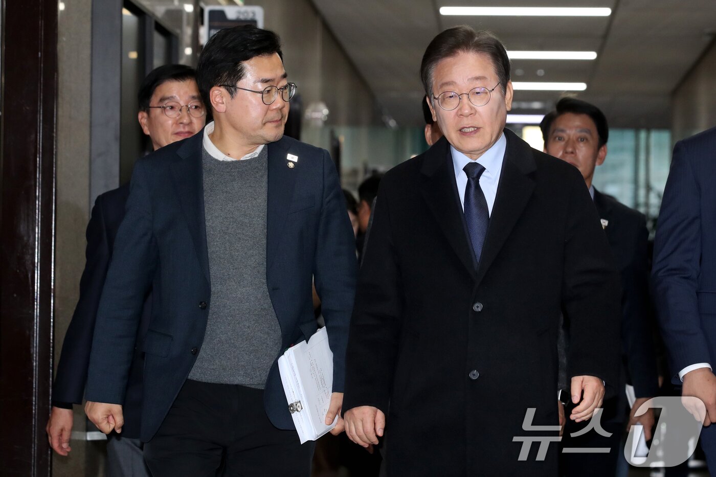 본문 이미지 - 이재명 더불어민주당 대표와 박찬대 원내대표가 8일 오후 서울 여의도 국회에서 열린 비공개 의원총회에 참석하기 위해 이동하고 있다. 2024.12.8/뉴스1 ⓒ News1 이광호 기자