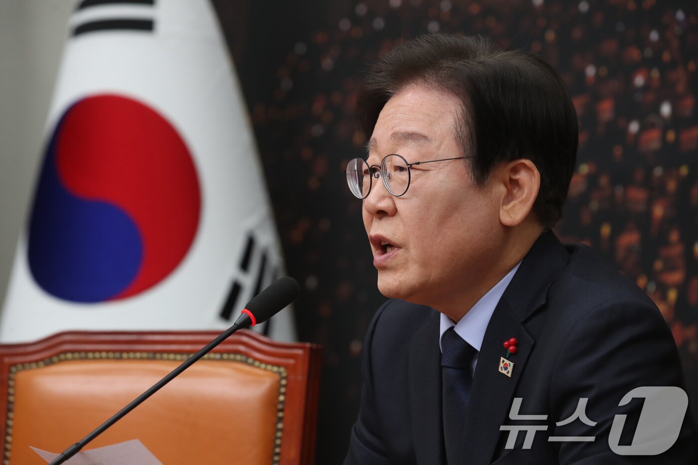 본문 이미지 - 이재명 더불어민주당 대표가 8일 오후 서울 여의도 국회에서 한덕수 국무총리와 한동훈 국민의힘 대표의 대국민 담화 발표와 관련해 입장을 밝히는 기자간담회를 하고 있다. 2024.12.8/뉴스1 ⓒ News1 이광호 기자