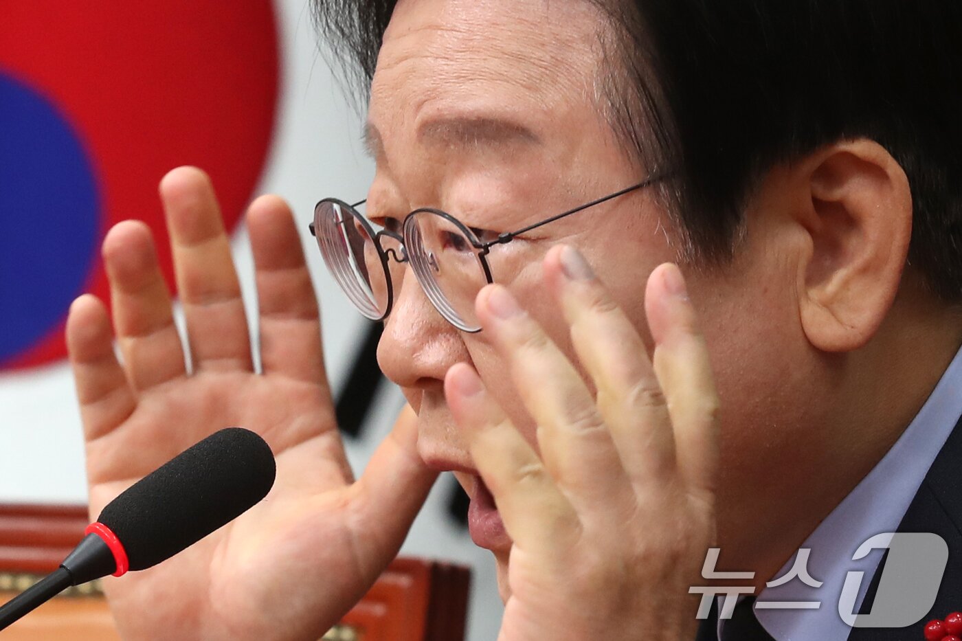 본문 이미지 - 이재명 더불어민주당 대표가 8일 오후 서울 여의도 국회에서 한덕수 국무총리와 한동훈 국민의힘 대표의 대국민 담화 발표와 관련해 입장을 밝히는 기자간담회를 하고 있다. 2024.12.8/뉴스1 ⓒ News1 이광호 기자