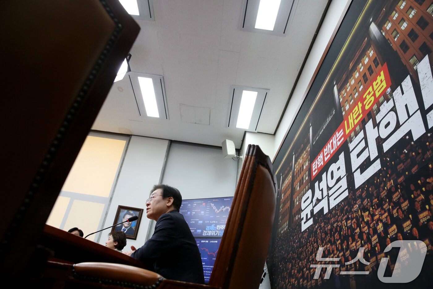 본문 이미지 - 이재명 더불어민주당 대표가 8일 오후 서울 여의도 국회에서 한덕수 국무총리와 한동훈 국민의힘 대표의 대국민 담화 발표와 관련해 입장을 밝히는 기자간담회를 하고 있다. 2024.12.8/뉴스1 ⓒ News1 이광호 기자