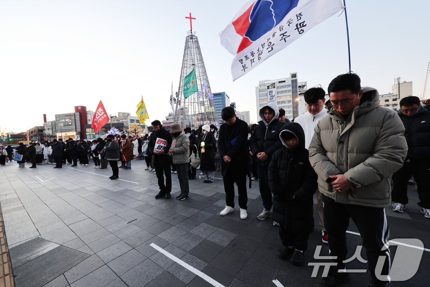 본문 이미지 - 8일 오후 광주 5.18민주광장에서 열린 윤석열 탄핵 ‘헌정유린 내란수괴 윤석열 체포, 구속촉구 제5차 광주시민 총궐기대회’에서 참가한 시민들이 5시 18분 시계탑에서 울리는 임을 위한 행진곡 음악에 맞춰 묵념을 하고 있다. 2024.12.8./뉴스1 ⓒ News1 김태성 기자