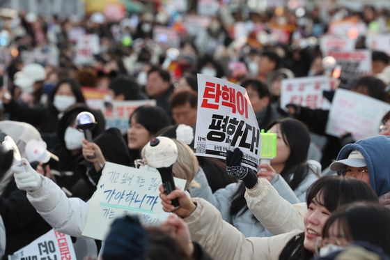 외신, 탄핵시위 뒤덮은 K-팝 응원봉 주목…"젊은 여성들이 시위 주도"