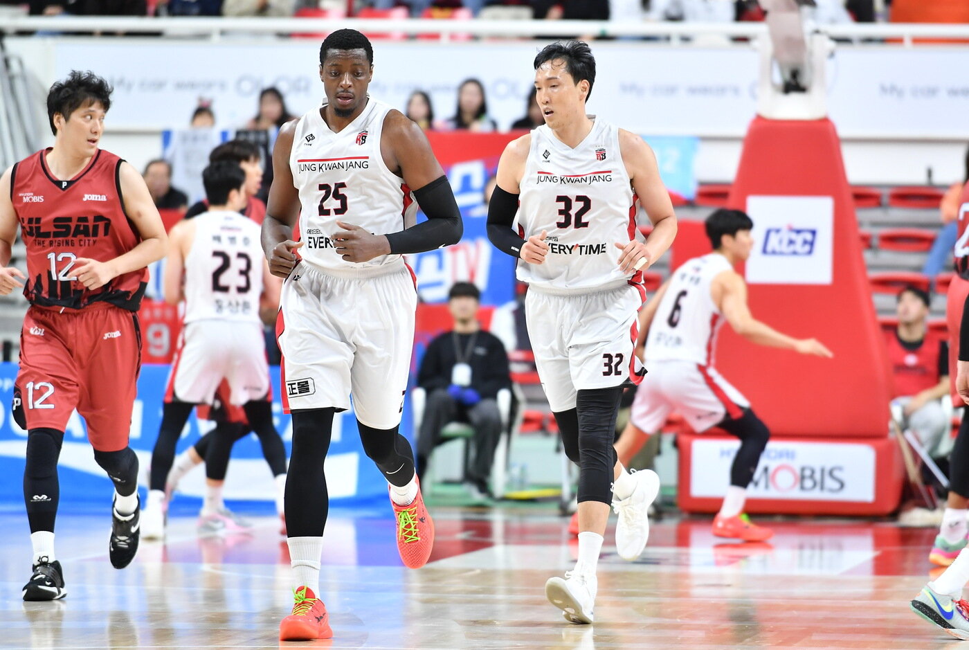 본문 이미지 - 안양 정관장의 캐디 라렌과 이종현. &#40;KBL 제공&#41;