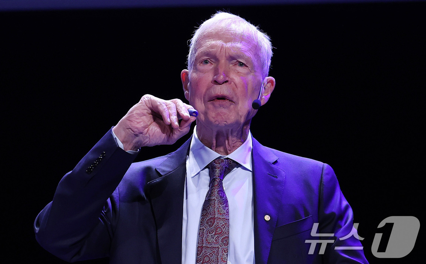 (스톡홀름(스웨덴)=뉴스1) 박지혜 기자 = 2024 노벨 물리학상을 수상한 존 홉필드 프린스턴대 교수가 8일(현지시간) 스웨덴 스톡홀름 대학교에서 노벨상 수상자 강연를 하고 있다 …