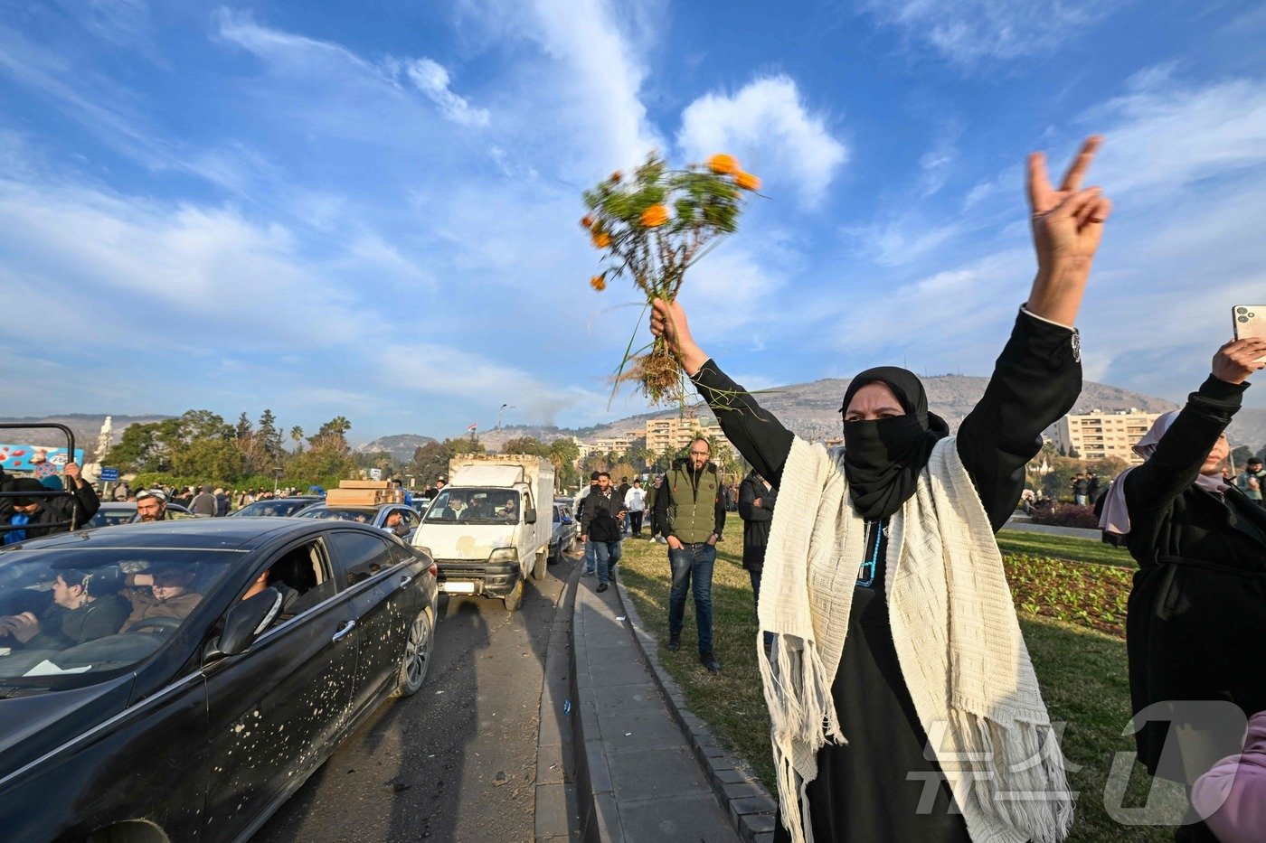 본문 이미지 - 시리아 반군이 7일&#40;현지시간&#41; 수도 다마스쿠스를 점령하면서 바샤르 알 아사드 정권이 사실상 붕괴됐다. 사진은 다마스쿠스의 우마이야드 광장에서 반군의 승리를 축하하는 시리아 국민들 2024.12.8. ⓒ AFP=뉴스1 ⓒ News1 이창규 기자