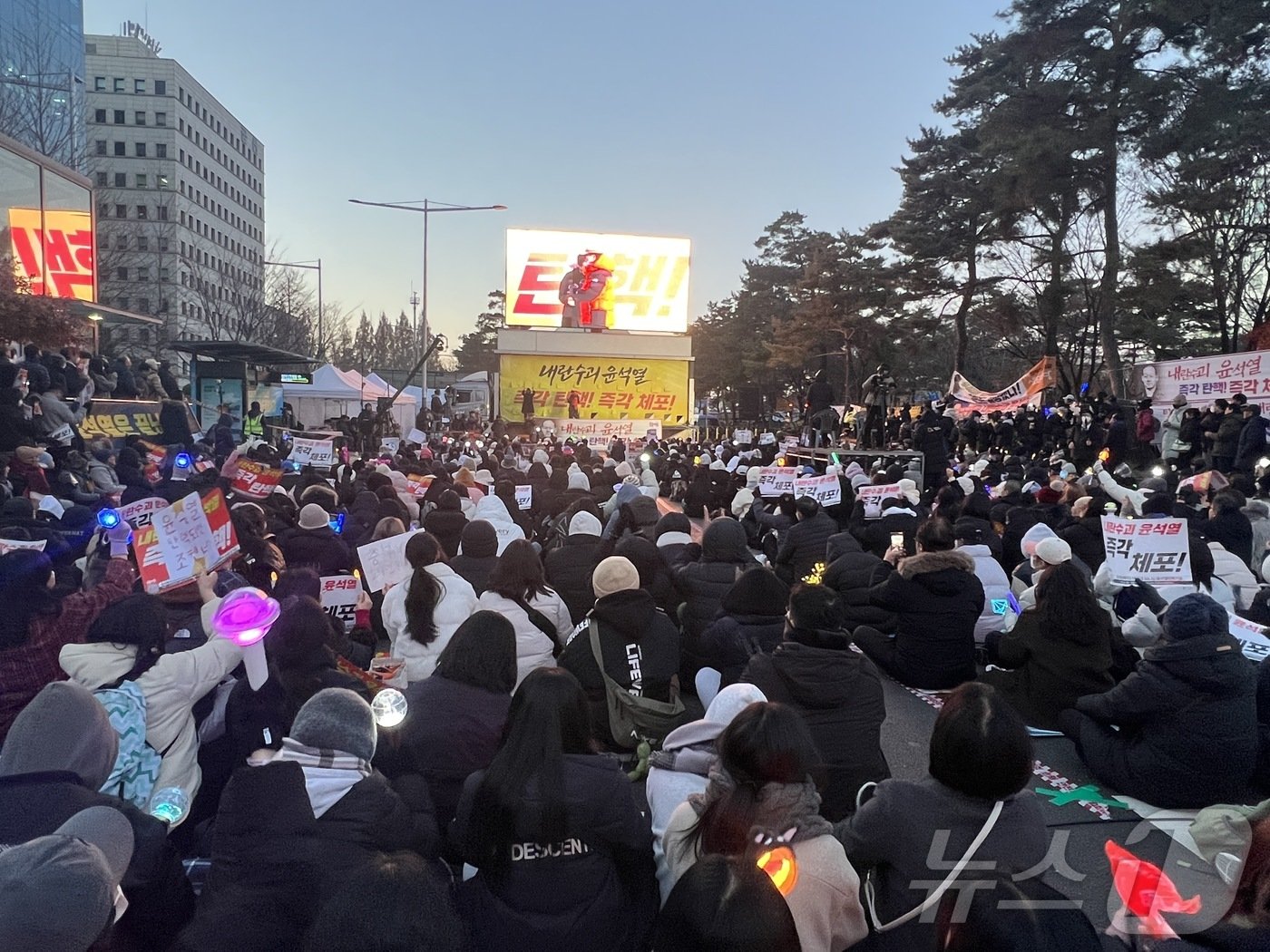 8일 오후 서울 여의도 국회의사당역 인근에서 촛불행동의 주최로 열린 촛불문화제에서 시민들이 윤석열 대통령에 대한 탄핵을 촉구하고 있다. 2024.12.08 / 뉴스1 ⓒ News1 김민수 기자