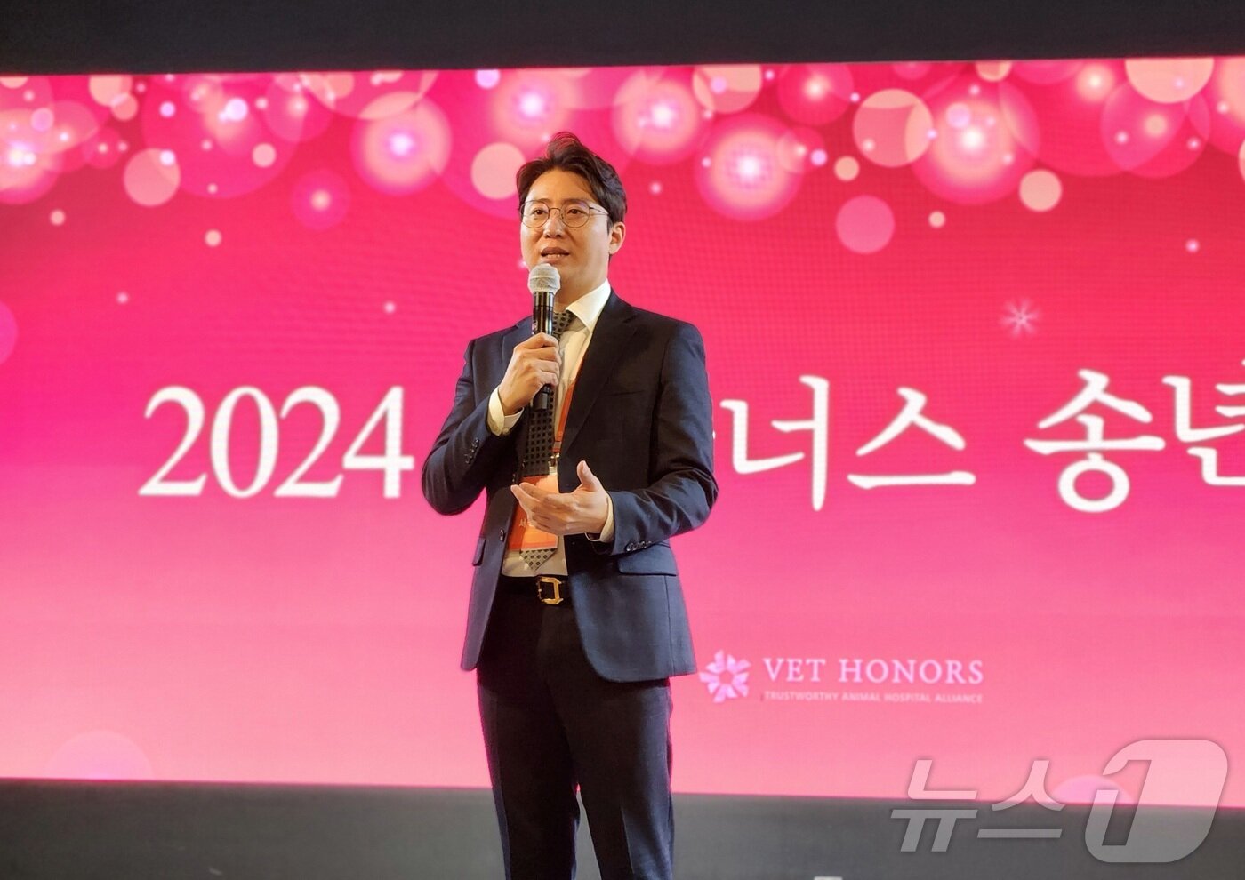 본문 이미지 - 서상혁 아이엠디티 대표가 8일 2024 벳아너스 송년의 밤에서 인사말을 하고 있다. ⓒ 뉴스1 한송아 기자
