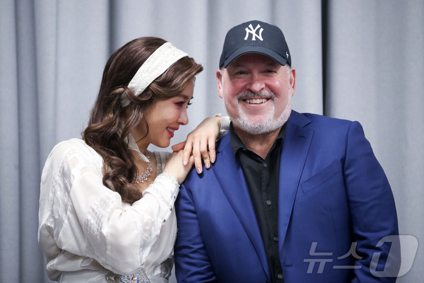 (서울=뉴스1) 이승배 기자 = 지난 6일 서울 강서구 LG아트센터에서 열린 뮤지컬 '마타하리' 라운드 인터뷰에서 마타하리 역을 맡은 옥주현과 작곡가  프랭크 와일드혼이 포토타임을 …