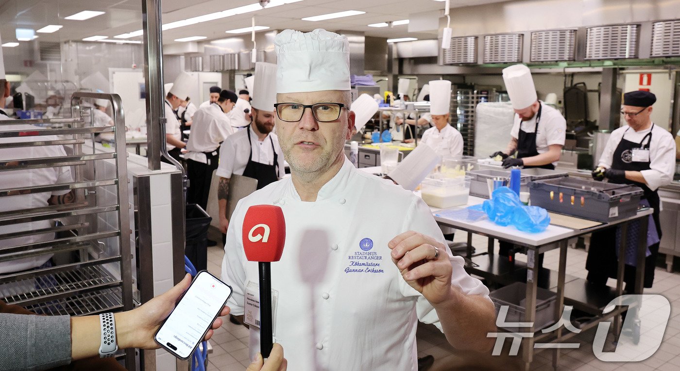 본문 이미지 - 2024 노벨상 시상식 연회를 총괄하는 군나르 에릭손 노벨재단 총괄셰프가 8일&#40;현지시간&#41; 스웨덴 스톡홀름 시청사 메인 주방에서 취재진과 인터뷰를 갖고 있다. 만찬 메뉴는 극비리에 준비되며, 연회 당일에 공개될 예정이다. 2024.12.9/뉴스1 ⓒ News1 박지혜 기자