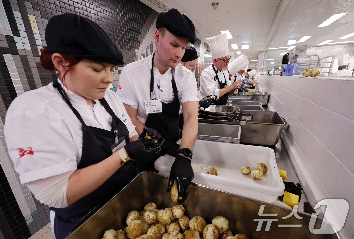 본문 이미지 - 8일&#40;현지시간&#41; 스웨덴 스톡홀름 시청사 메인 주방에서 셰프와 직원들이 2024 노벨상 시상식 연회 만찬 준비를 위해 분주하게 움직이고 있다.  2024.12.9/뉴스1 ⓒ News1 박지혜 기자