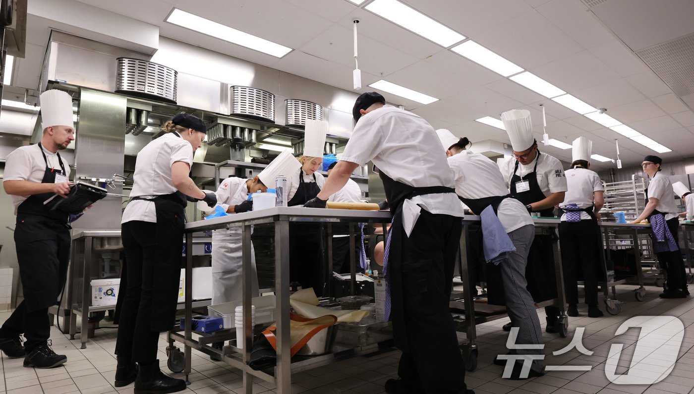 본문 이미지 - 8일&#40;현지시간&#41; 스웨덴 스톡홀름 시청사 메인 주방에서 셰프와 직원들이 2024 노벨상 시상식 연회 만찬 준비를 위해 분주하게 움직이고 있다.  2024.12.9/뉴스1 ⓒ News1 박지혜 기자