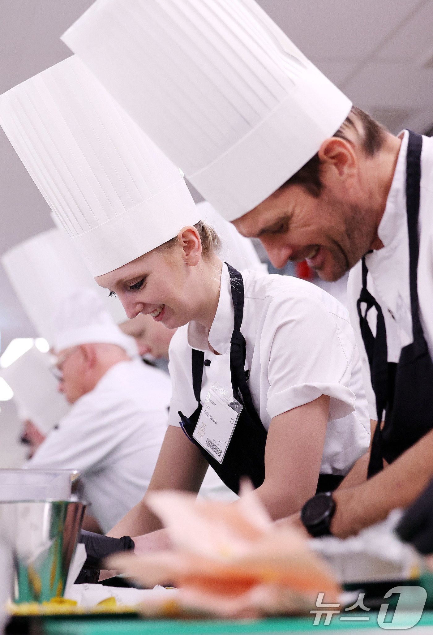 본문 이미지 - 8일&#40;현지시간&#41; 스웨덴 스톡홀름 시청사 메인 주방에서 셰프와 직원들이 2024 노벨상 시상식 연회 만찬 준비를 위해 분주하게 움직이고 있다. 2024.12.9/뉴스1 ⓒ News1 박지혜 기자