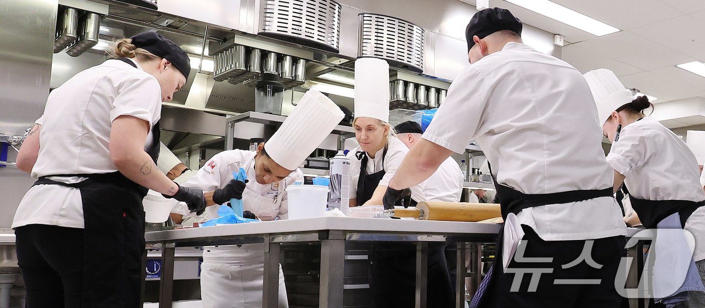 본문 이미지 - 8일&#40;현지시간&#41; 스웨덴 스톡홀름 시청사 메인 주방에서 셰프와 직원들이 2024 노벨상 시상식 연회 만찬 준비를 위해 분주하게 움직이고 있다. 2024.12.9/뉴스1 ⓒ News1 박지혜 기자