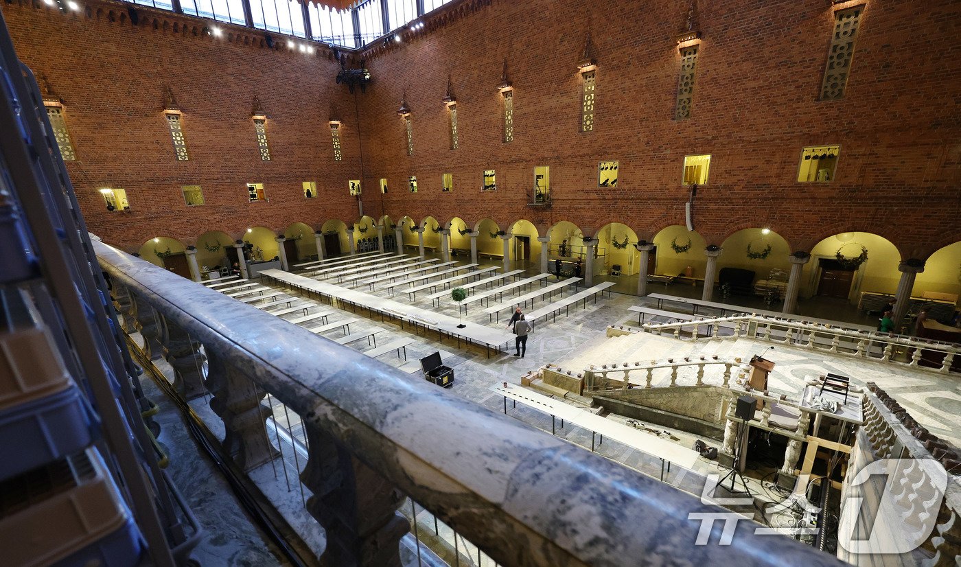 본문 이미지 - 8일&#40;현지시간&#41; 스웨덴 스톡홀름 시청사 블루홀이 2024 노벨상 시상식 연회 준비로 분주한 모습이다. 2024.12.9/뉴스1 ⓒ News1 박지혜 기자