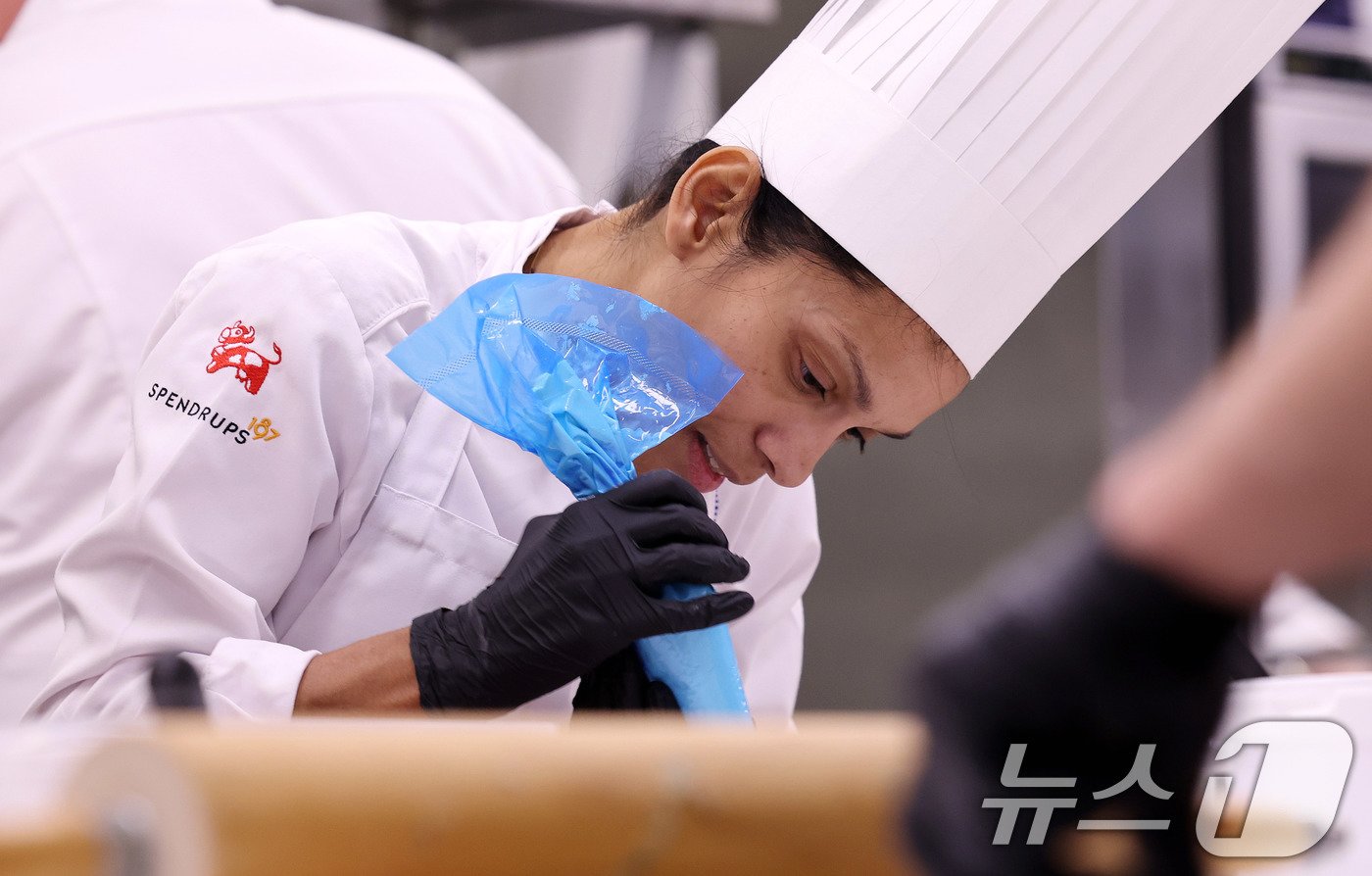 본문 이미지 - 2024 노벨상 시상식 연회 당일 주메뉴 담당인 예시에 솜마르스트룀 셰프가 8일&#40;현지시간&#41; 스웨덴 스톡홀름 시청사 메인 주방에서 분주하게 움직이고 있다. 2024.12.9/뉴스1 ⓒ News1 박지혜 기자